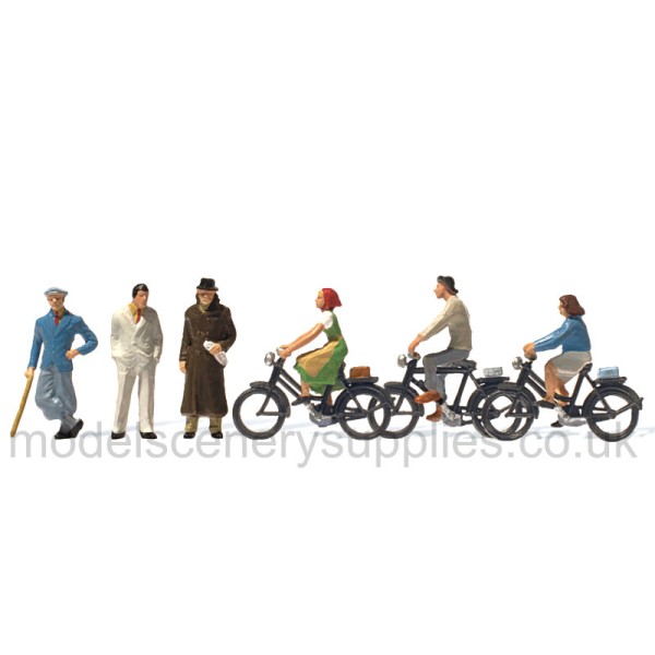 1930s Street People Standing and Riding Bicycles OO Preiser 12484