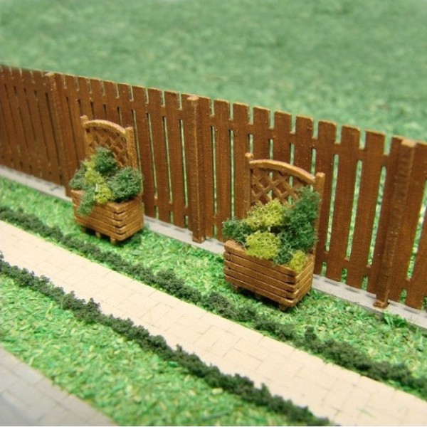 Garden Planter with Trellis OO