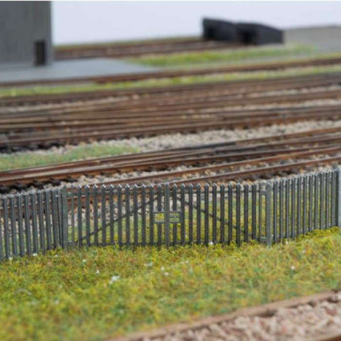 Modern Palisade Fencing with Gates N Gauge Ratio 280