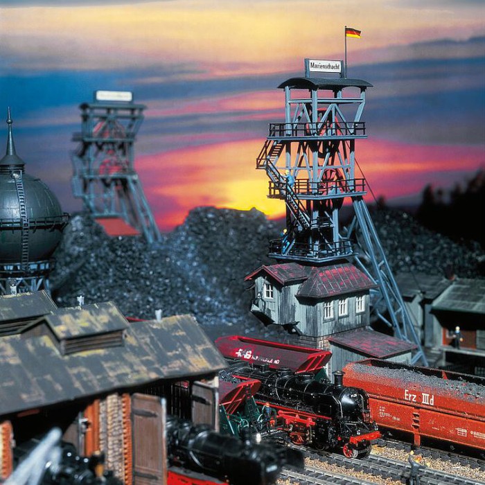 Mine Buildings with Wheel Gear OO