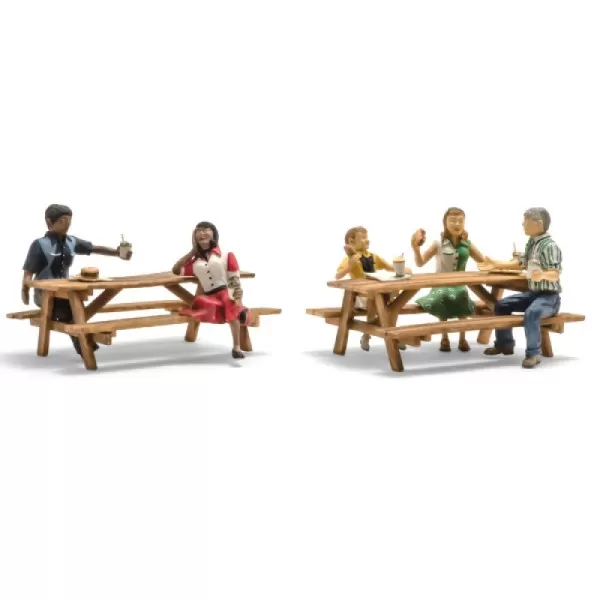 Picnic table and figures Outdoor Dining OO gauge  A1939