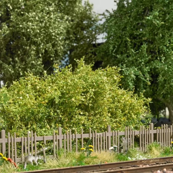 Old Damaged Wooden Picket Fence OO Busch 1011