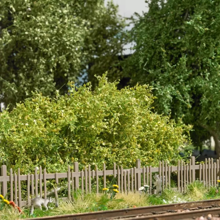 Old Damaged Wooden Picket Fence OO Busch 1011