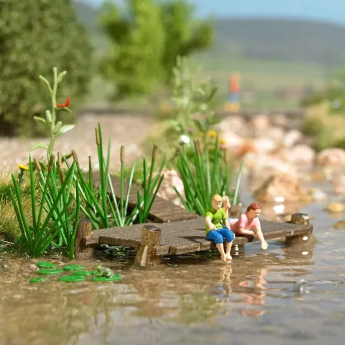 Wooden Jetty water plants, grasses and Children. Busch 79818 OO