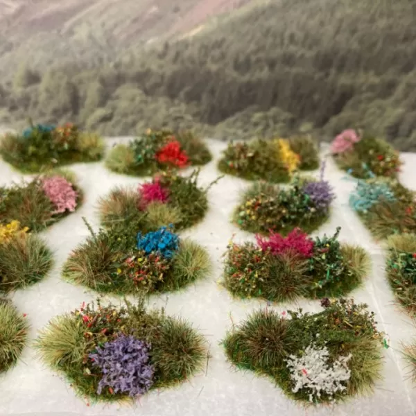 Flower Bed Tufts 'Flowering'