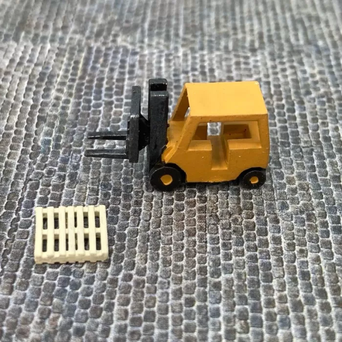 Fork Lift Truck with adjustable forks N gauge