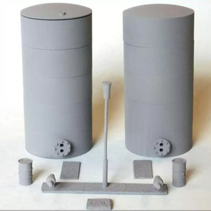 Large Tanks Silos  OO   PM135