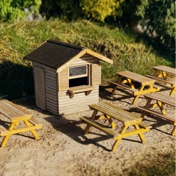 Coffee and Tea Hut with Benches N gauge Model Scene 96531