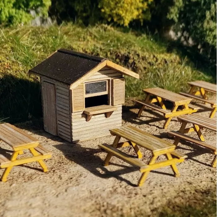 Coffee and Tea Hut with Benches N gauge Model Scene 96531