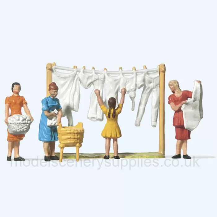 Women Hanging Washing OO Preiser 14050