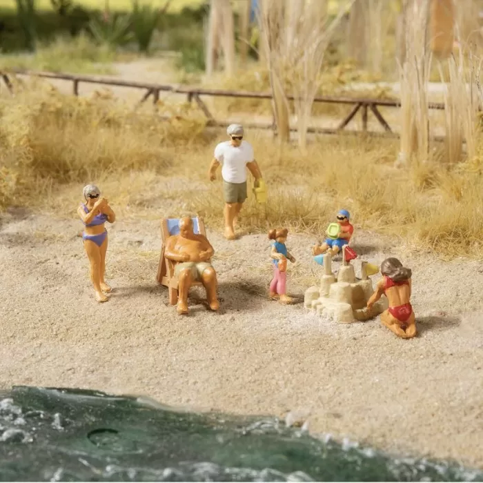 Sunbathers on the Beach OO Faller 151734